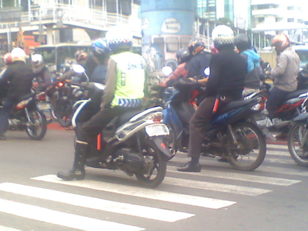 Foto Polisi Nakal Bawa Pulang Honda Revo Motorek